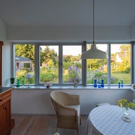 viel Helligkeit durch Fenster im Wohnbereich
